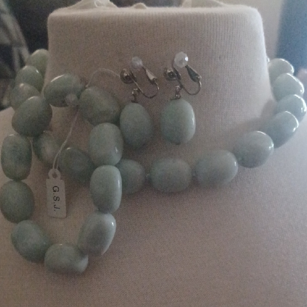 Elegant Green Beaded Necklace and Earrings Set